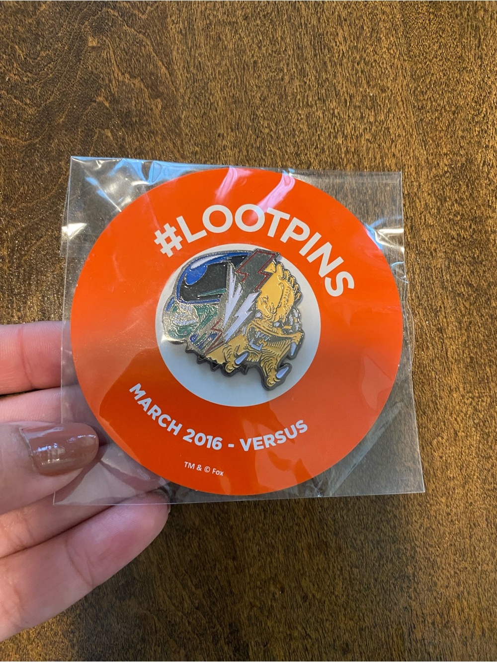 Aliensvrspredator #LOOTPINS March 2016 Versus Enamel Pin - Multicolor